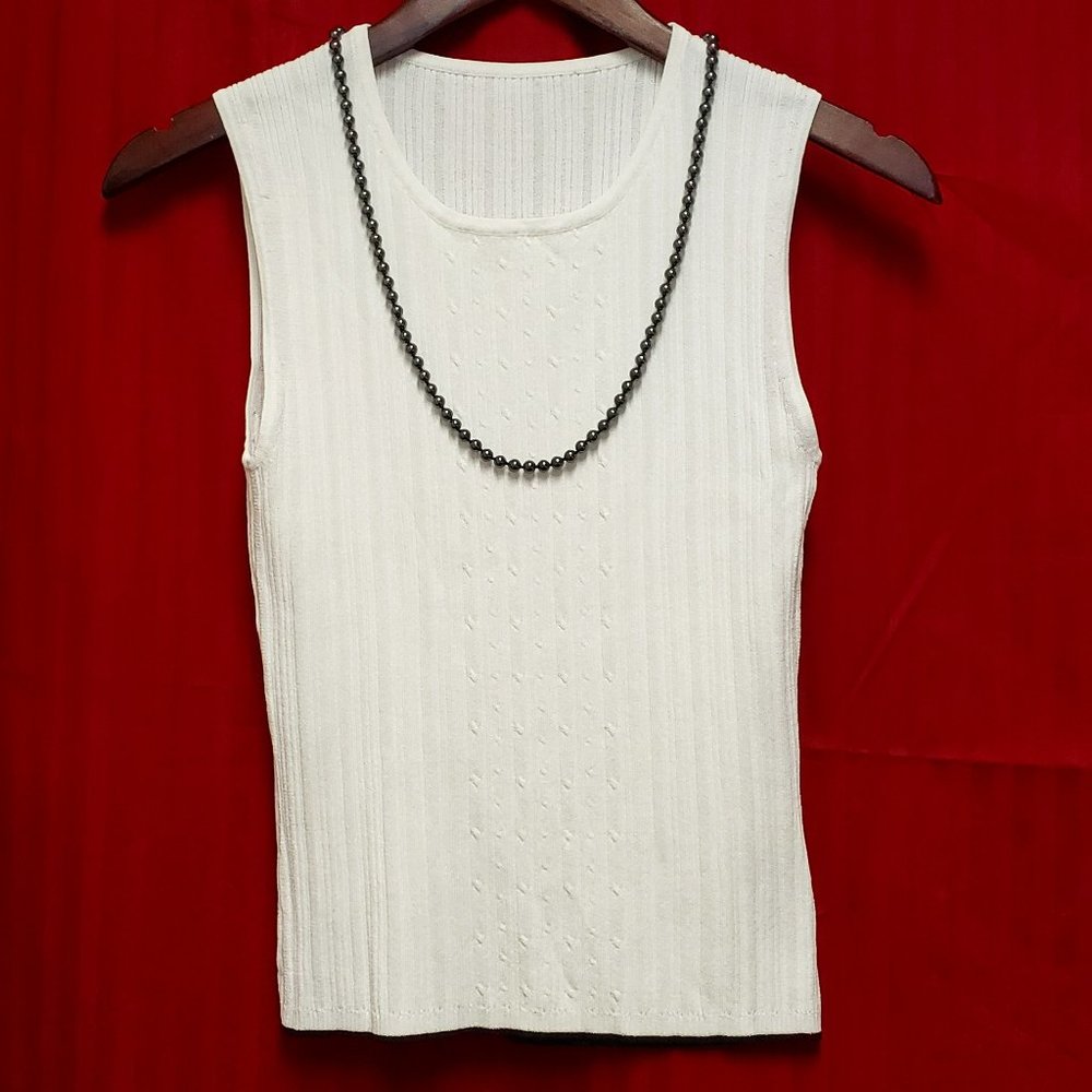 🍁Versatile, soft stretchable sleevless white top with black trim waist.